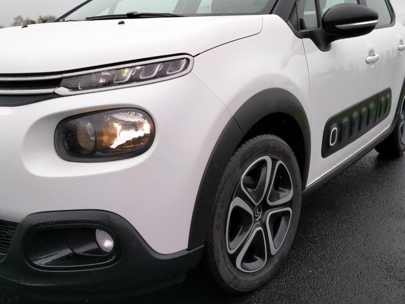 vehicule en location vente C3 Blue HDI 100 cv S&S Shine Blanche toit noir