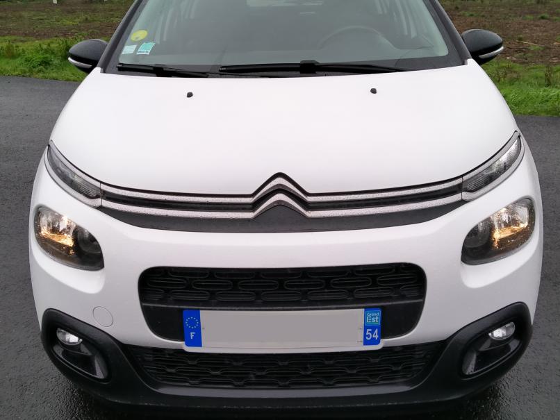 vehicule en location vente C3 Blue HDI 100 cv S&S Shine Blanche toit noir